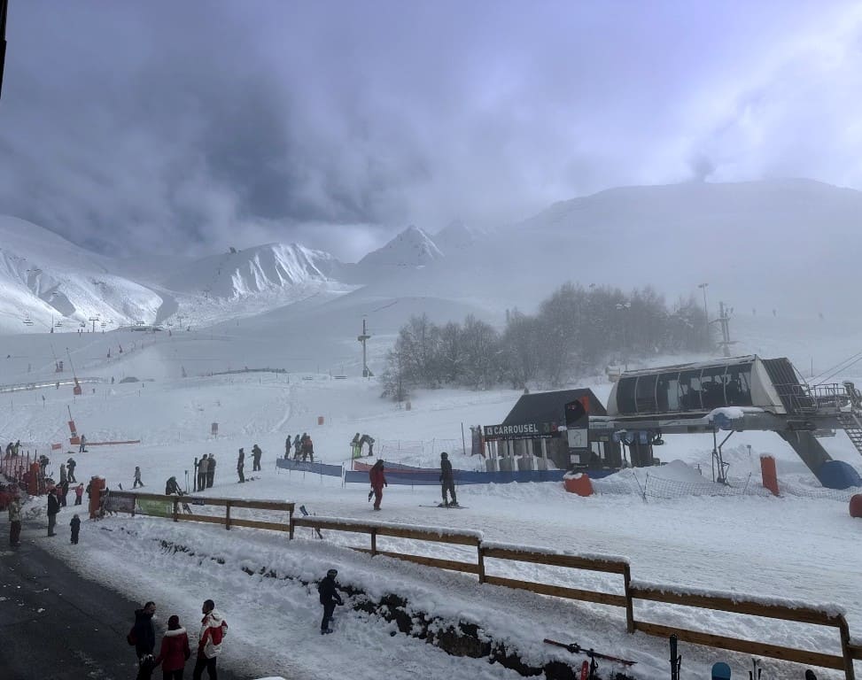 Vue sur les pistes et télésiège depuis la résidence