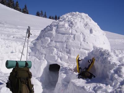 Construction d'igloo et raquettes à Peyragudes